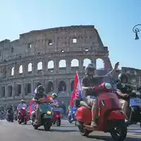 Vespa-Fans fahren am Kolosseum vorbei. - Foto: Alessandra Tarantino/AP/dpa