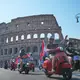 Vespa-Fans fahren am Kolosseum vorbei. - Bild: Alessandra Tarantino/AP/dpa