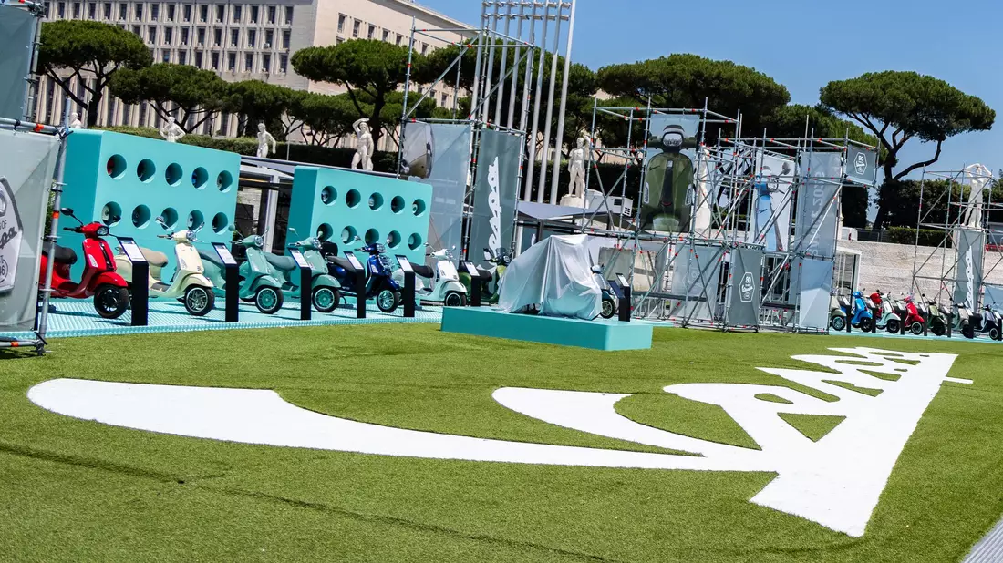 In dem Sportkomplex Foro Italico wurde ein Vespa Village eingerichtet. - Bild: Francesca Bolla / Agf/AGF via ZUMA Press/dpa