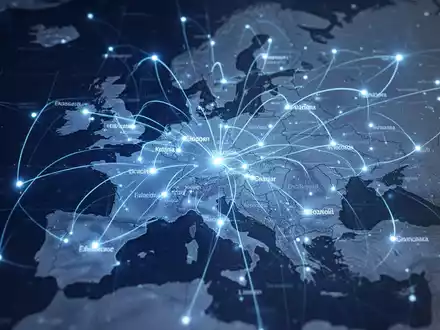 Glühendes blaues digitales Netzwerk über einer dezenten Europakarte mit Verbindungslinien und Knotenpunkten zwischen Großstädten, Symbol für digitale Regulierung. - Foto: über boerse-global.de