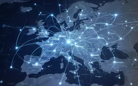 Glühendes blaues digitales Netzwerk über einer dezenten Europakarte mit Verbindungslinien und Knotenpunkten zwischen Großstädten, Symbol für digitale Regulierung. - Foto: über boerse-global.de