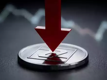 Ein roter Abwärtspfeil durchbohrt eine metallische Münze mit einem Buchstaben-Emblem, auf dunklem Hintergrund. - Foto: über boerse-global.de