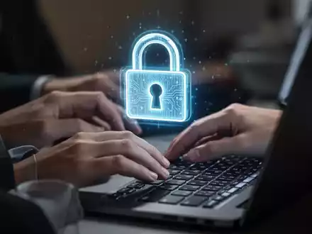 Hände tippen auf Laptop-Tastatur, sicheres digitales Schloss-Symbol auf dem Bildschirm, symbolisiert Online-Banking-Sicherheit. - Foto: über boerse-global.de