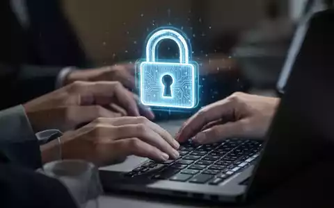Hände tippen auf Laptop-Tastatur, sicheres digitales Schloss-Symbol auf dem Bildschirm, symbolisiert Online-Banking-Sicherheit. - Foto: über boerse-global.de