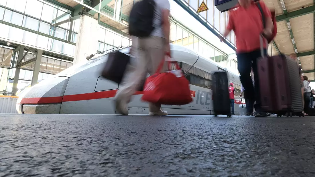 Der Bahnverkehr ist laut einem Bundespolizeisprecher eingestellt. (Symbolbild) - Bild: Bernd Weißbrod/dpa