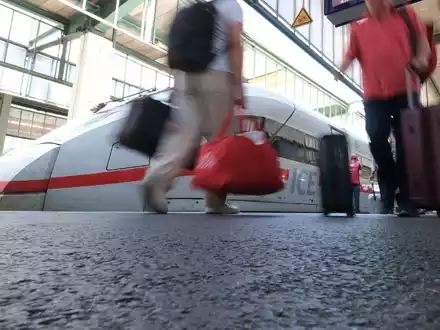 Der Bahnverkehr ist laut einem Bundespolizeisprecher eingestellt. (Symbolbild) - Foto: Bernd Weißbrod/dpa