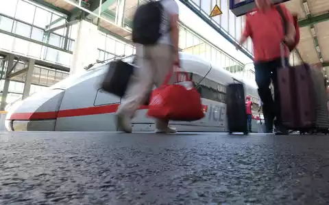 Der Bahnverkehr ist laut einem Bundespolizeisprecher eingestellt. (Symbolbild) - Foto: Bernd Weißbrod/dpa