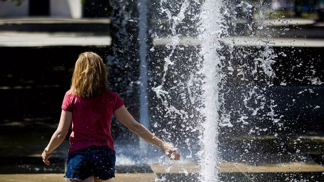 Auch am Sonntag bleibt es mit Werten um 40 Grad weiter sehr heiß - Abkühlung ist aber in Sicht. (Symbolbild) - Bild: Moritz Frankenberg/dpa