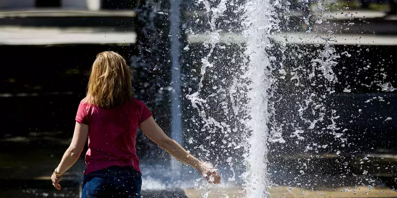Auch am Sonntag bleibt es mit Werten um 40 Grad weiter sehr heiß - Abkühlung ist aber in Sicht. (Symbolbild) - Foto: Moritz Frankenberg/dpa