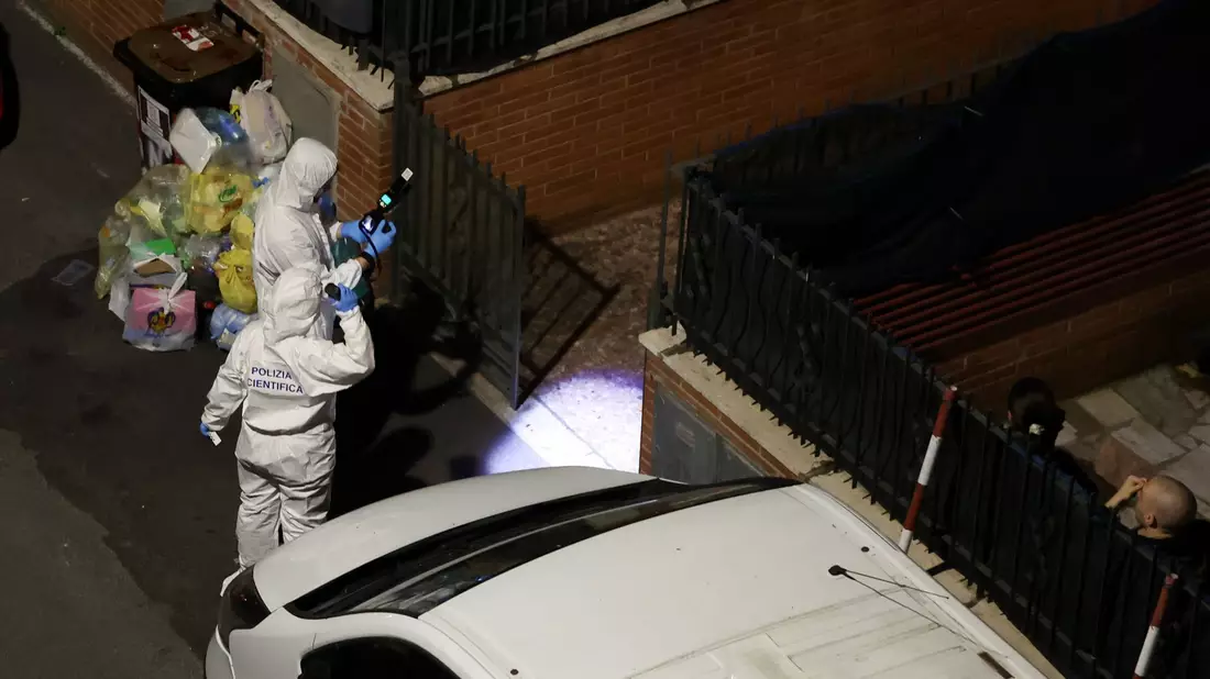 Die italienische Polizei leitete eine Großfahndung nach einem Mann, der verdächtigt wird, ein ihm bekanntes Ehepaar und deren kleine Tochter in Rom umgebracht zu haben. - Bild: Francesco Benvenuti/LaPresse via ZUMA Press/dpa