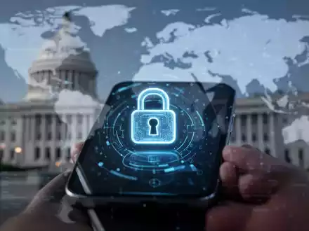 Sicheres Smartphone mit digitalem Schlosssymbol für mobile Gerätesicherheit und Schutz von Regierungsvorgängen. - Foto: über boerse-global.de