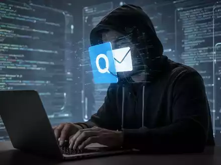 Verschwommene Gestalt in Kapuzenjacke tippt auf Laptop, verzerrtes Outlook-Logo auf Gesicht projiziert, symbolisiert Cyber-Bedrohungen. - Foto: über boerse-global.de