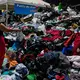 Im Bundesstaat La Guaira ist die Hilfe und Solidarität der Anwohner groß: Lebensmittel und Kleidung werden nach Bedarf verteilt.  - Bild: Fernando Vergara/AP/dpa