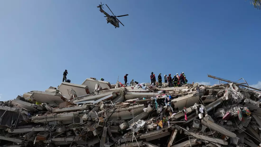 Auch international trifft erste Hilfe in Venezuela ein, um sich an der Suche nach Verschütteten zu beteiligen.  - Bild: Fernando Vergara/AP/dpa