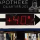 Ein Thermometer neben einer Apotheke zeigt 40 Grad in Berlin Mitte an. - Bild: Carsten Koall/dpa