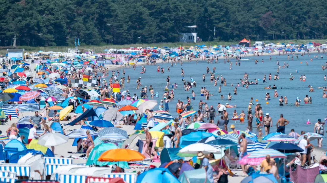 Sonniges Wetter herrscht am Strand des Seebades auf der Insel Rügen. - Bild: Stefan Sauer/dpa