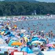 Sonniges Wetter herrscht am Strand des Seebades auf der Insel Rügen. - Bild: Stefan Sauer/dpa
