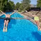 Zwei Männer springen vom Fünf-Meter-Turm in das Becken im Sommerfreibad Kaifu-Bad in Hamburg. - Bild: Georg Wendt/dpa