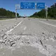 Die Autobahn 2 in Richtung Berlin kurz vor der Abfahrt Wollin: Teile der Betonfahrbahn haben sich gegeneinander geschoben, im Vordergrund liegen aufgebrochene Betonbrocken neben der Fahrspur. - Bild: Michael Bahlo/dpa