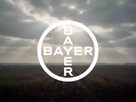Eine weite, leere Landschaft unter bewölktem Himmel, die eine schwere Stimmung im Pharma- und Agrarsektor darstellt und eine große finanzielle Auswirkung und den Abschluss eines langen Prozesses andeutet. - Foto: über boerse-global.de