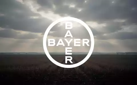 Eine weite, leere Landschaft unter bewölktem Himmel, die eine schwere Stimmung im Pharma- und Agrarsektor darstellt und eine große finanzielle Auswirkung und den Abschluss eines langen Prozesses andeutet. - Foto: über boerse-global.de