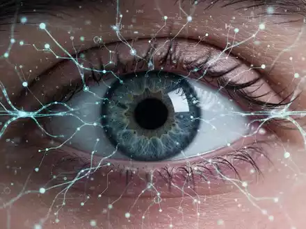 Nahaufnahme eines menschlichen Auges mit subtilen digitalen Überlagerungen neuronaler Netze, die Gehirnfunktionen und Wahrnehmung symbolisieren. - Foto: über boerse-global.de