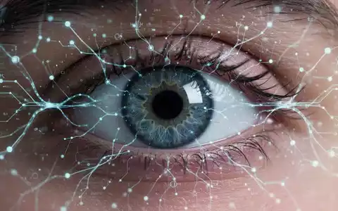 Nahaufnahme eines menschlichen Auges mit subtilen digitalen Überlagerungen neuronaler Netze, die Gehirnfunktionen und Wahrnehmung symbolisieren. - Foto: über boerse-global.de