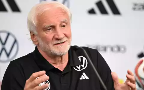Voller Fokus auf Paraguay: Rudi Völler. - Foto: Federico Gambarini/dpa