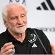 Voller Fokus auf Paraguay: Rudi Völler. - Bild: Federico Gambarini/dpa