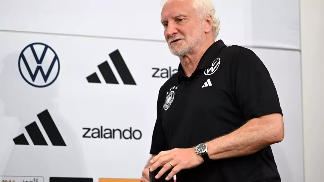 Rudi Völler ist bei der WM als Mutmacher für die DFB-Elf gefordert.  - Bild: Federico Gambarini/dpa