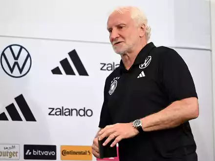 Rudi Völler ist bei der WM als Mutmacher für die DFB-Elf gefordert.  - Foto: Federico Gambarini/dpa