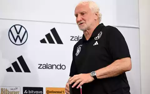 Rudi Völler ist bei der WM als Mutmacher für die DFB-Elf gefordert.  - Foto: Federico Gambarini/dpa