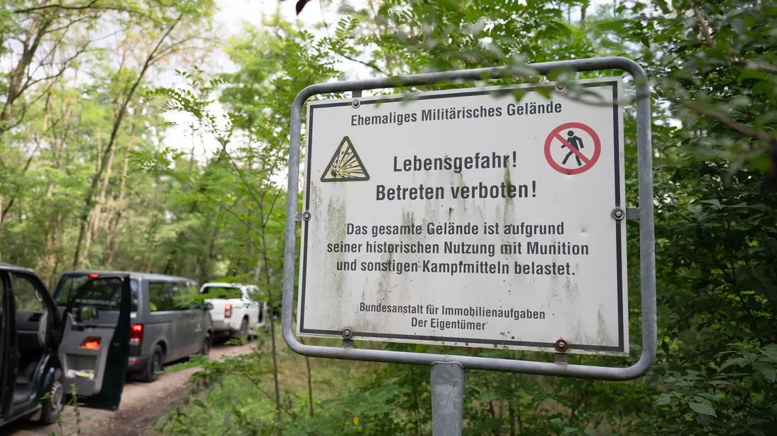 Die Gohrischheide gilt wegen der dort im Boden liegenden Altmunition als besonders schwierig für Löscharbeiten. (Archivbild) - Bild: Sebastian Kahnert/dpa