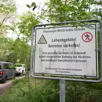 Die Gohrischheide gilt wegen der dort im Boden liegenden Altmunition als besonders schwierig für Löscharbeiten. (Archivbild) - Foto: Sebastian Kahnert/dpa