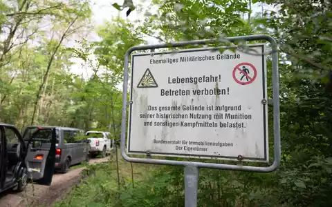 Die Gohrischheide gilt wegen der dort im Boden liegenden Altmunition als besonders schwierig für Löscharbeiten. (Archivbild) - Foto: Sebastian Kahnert/dpa