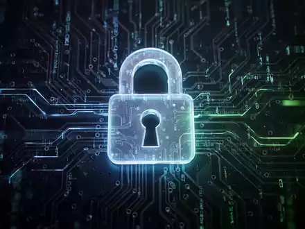 Leuchtendes Vorhängeschloss auf Platine mit digitalen Datenströmen, symbolisiert Cybersicherheit und Malware-Entschlüsselung. - Foto: über boerse-global.de