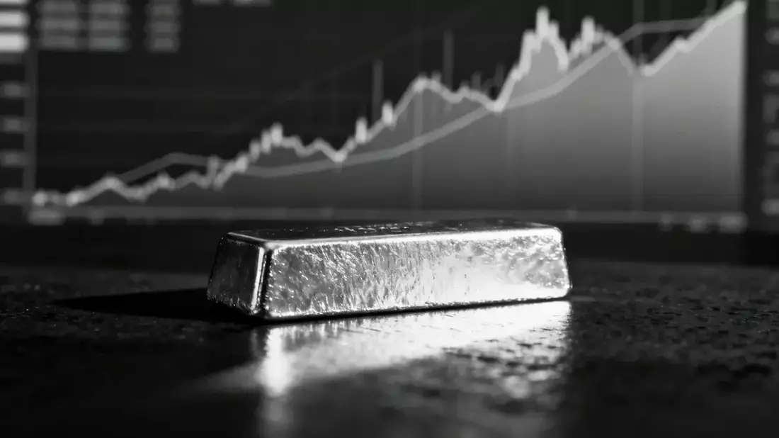 Silver Plunges 17% in 2026: Fed Hawkishness, Solar Substitution Weigh