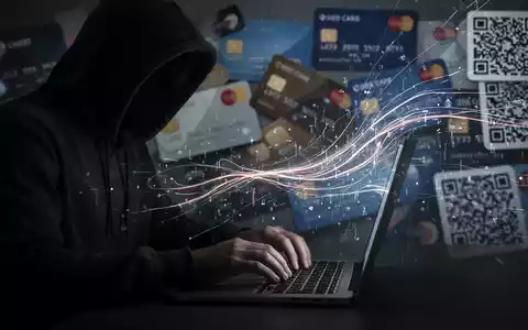 Eine Person im Kapuzenpulli tippt auf einem Laptop, umgeben von digitalen Datenströmen und unscharfen Kreditkarten/QR-Codes. - Foto: über boerse-global.de