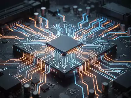 Nahaufnahme einer futuristischen CPU auf einem Mainboard mit leuchtenden Stromspuren und komplexen Siliziumbahnen. - Foto: über boerse-global.de