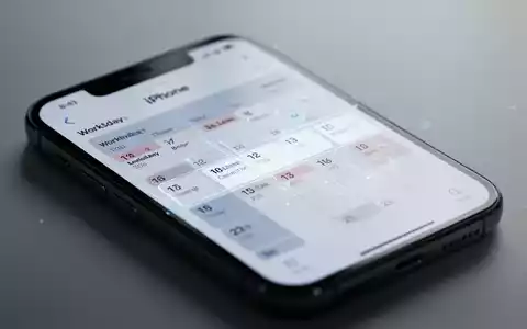 Nahaufnahme eines iPhone-Bildschirms mit Kalender-App und markierten Arbeitstagen, die erweiterte Planungsfunktionen zeigt. - Foto: über boerse-global.de
