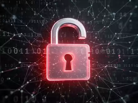 Leuchtendes, halb geöffnetes Vorhängeschloss-Symbol auf dunklem Hintergrund mit Binärcode und digitalen Netzlinien, symbolisiert Cybersicherheitsbedrohungen und Datenlecks. - Foto: über boerse-global.de