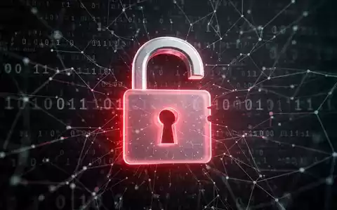 Leuchtendes, halb geöffnetes Vorhängeschloss-Symbol auf dunklem Hintergrund mit Binärcode und digitalen Netzlinien, symbolisiert Cybersicherheitsbedrohungen und Datenlecks. - Foto: über boerse-global.de