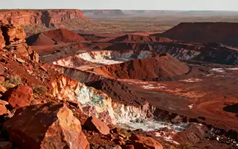Eine stilisierte Darstellung der Logos von St George Mining und Hancock Prospecting, eingebettet in eine Bergbaulandschaft. - Foto: über boerse-global.de