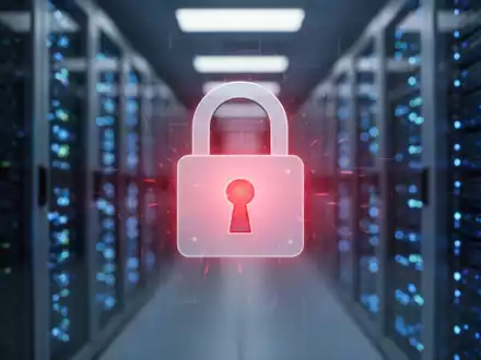 Digitales Vorhängeschloss-Symbol mit rotem Leuchten vor unscharfem Serverraum-Hintergrund, symbolisiert Datendiebstahl und Cybersicherheit. - Foto: über boerse-global.de