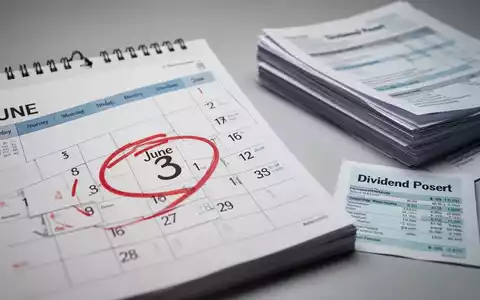 Ein Kalender mit dem 3. Juni ist umkreist, umgeben von Finanzdokumenten und einem Dividendenbericht. - Foto: über boerse-global.de
