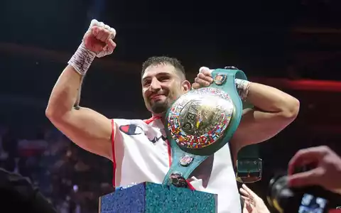 Schwergewichtsboxer Agit Kabayel strahlt als Weltmeister. (Archivbild) - Foto: Bernd Thissen/dpa