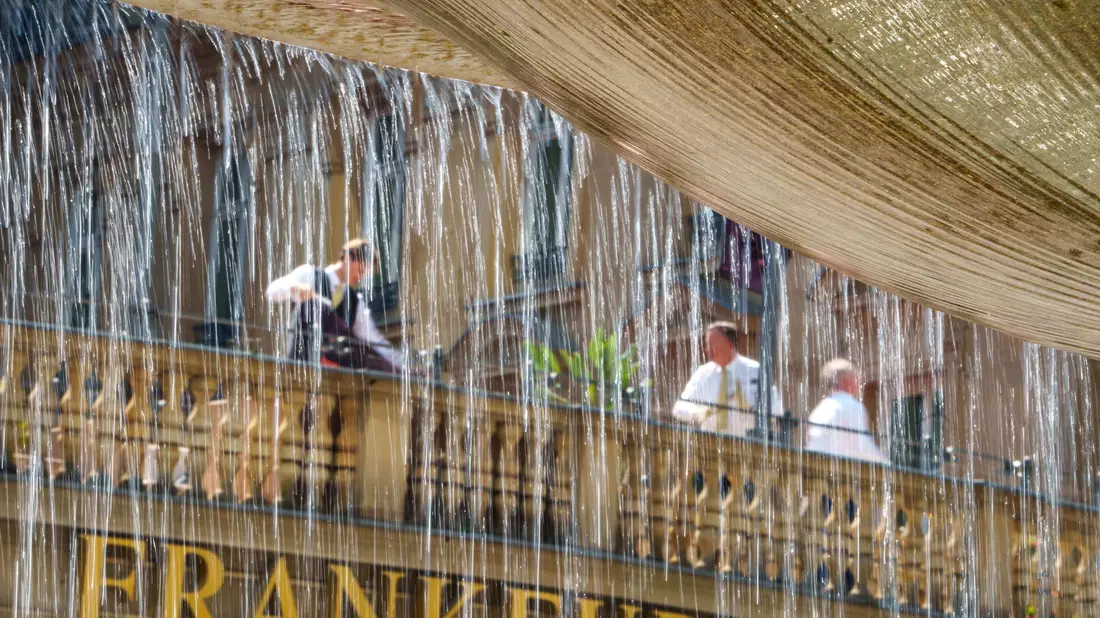 Wasser läuft über den Rand der Schale des Kaiserbrunnens in Frankfurt. - Bild: Andreas Arnold/dpa