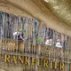 Wasser läuft über den Rand der Schale des Kaiserbrunnens in Frankfurt. - Bild: Andreas Arnold/dpa