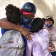 Oscar Perez umarmt seine Familie, nachdem er sie drei Tage nach dem Erdbeben in La Guaira wiedergefunden hat. - Bild: Matias Delacroix/AP/dpa