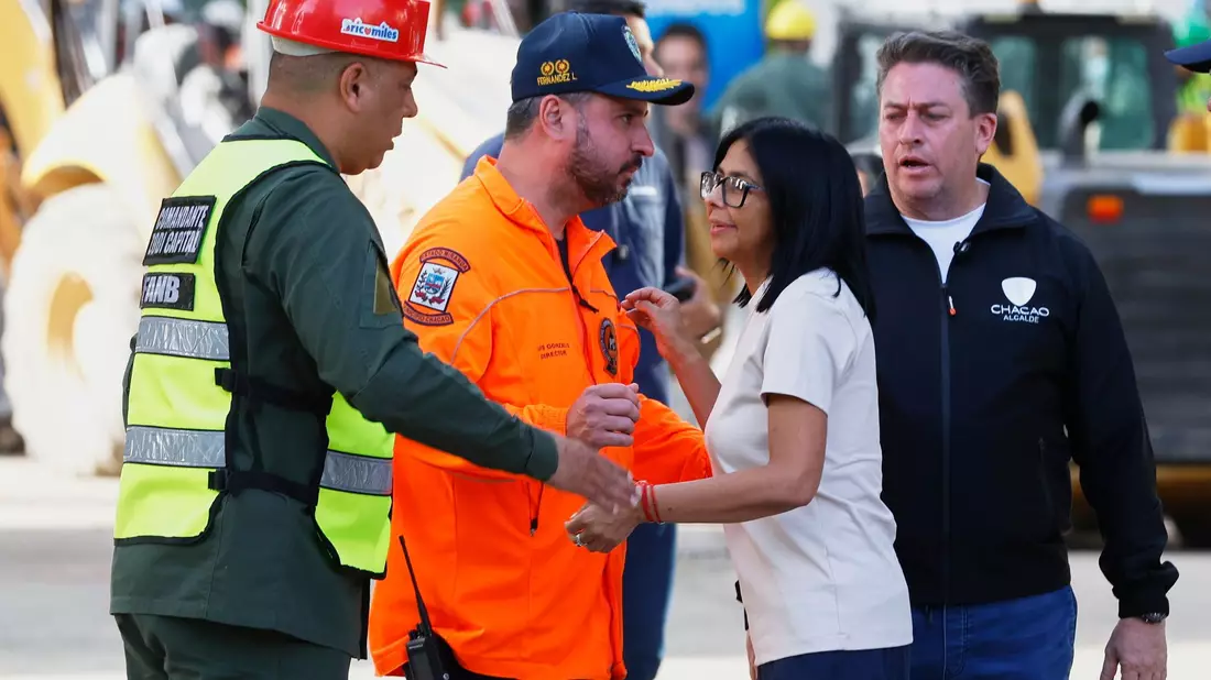 Die amtierende Präsidentin Delcy Rodriguez besucht ein vom Erdbeben betroffenes Gebiet in Caracas. - Bild: Pedro Mattey/AP/dpa